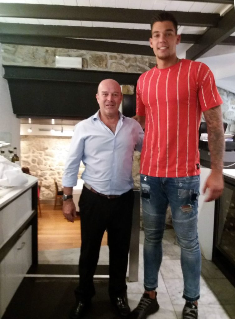 Con el jugador de baloncesto Willy Hernangómez